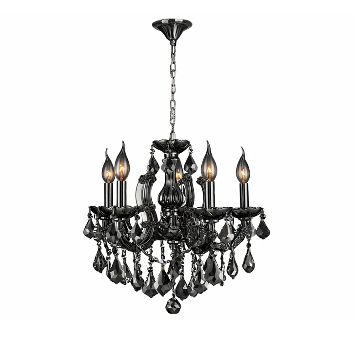 Un mare candelabru de cristal în stil european